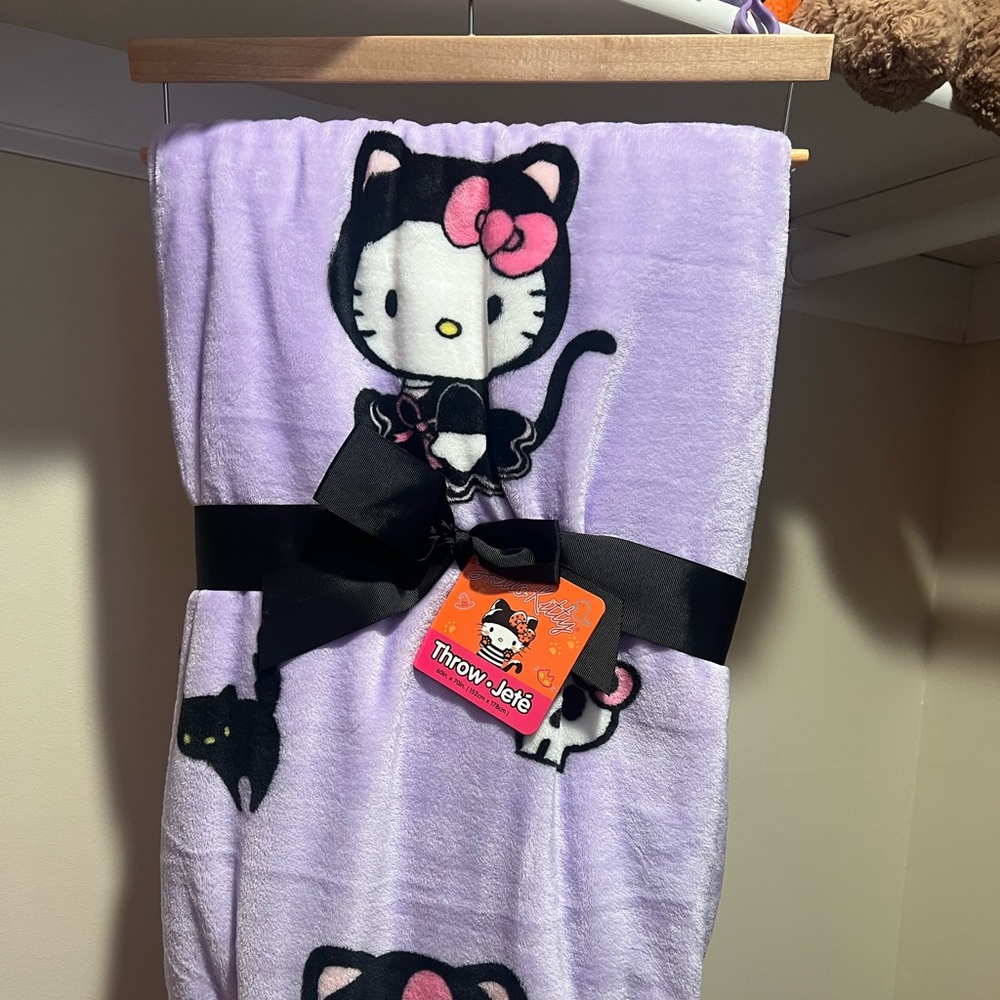 BNWT Halloween Hello kitty blanket